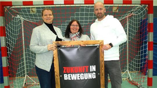 Das Orga-Team für das Jubiläum des SV Beckdorf (von links): Nadine Völkers, Daphne Krempien und Justus Asselmeyer.