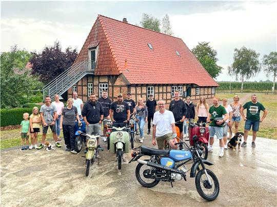 Das Organisationsteam der „4. Ohreler Simson-Rallye“ um Jörg Tomforde (vorn, weißes Shirt) freut sich auf den 3. September. Foto: Algermissen