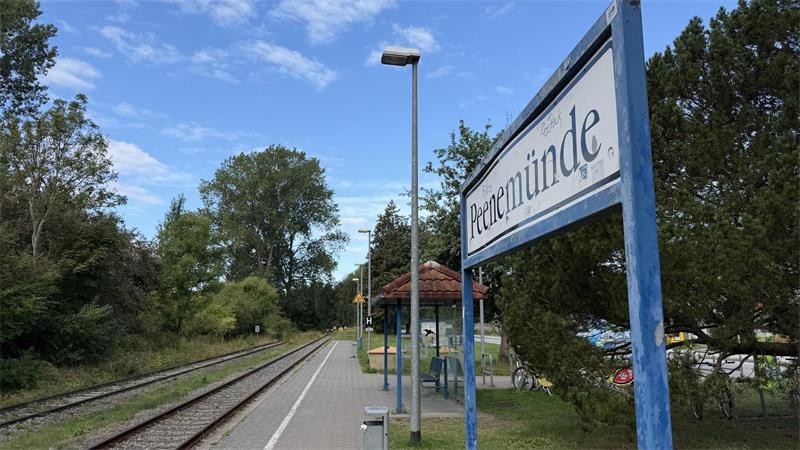 „Schnauze voll“: Zu Besuch in einer AfD-Hochburg Das Ortsschild am Bahnhof Peenemünde.