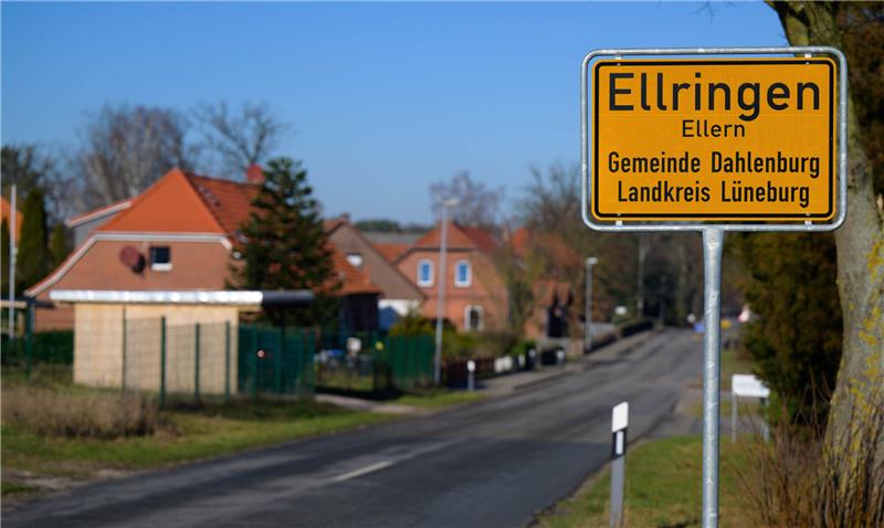 Das Ortsschild von Ellringen. Das kleine Dorf in Niedersachsen ist unabhängig von Energielieferungen von weit her. Foto: Philipp Schulze/dpa