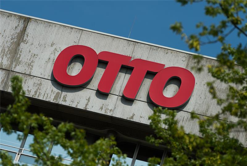 Das Otto-Logo am Verwaltungsgebäude der Konzernzentrale der Otto Group. Foto: picture alliance / Christophe Gateau/dpa