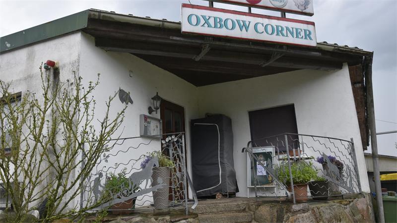 Geheimtipp „Oxbow Corner“: Rustikale Kneipe und frische Küche Das Oxbow Corner grenzt an den Reitstall im Kirchweg.