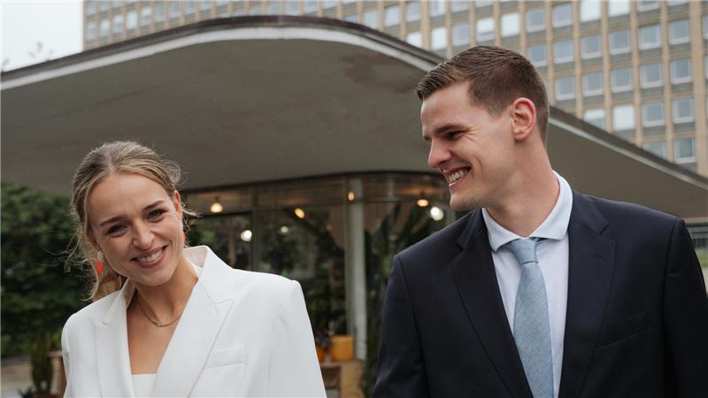 Zwei Sportherzen, ein Ja-Wort: Isabelle Dölle hat geheiratet Das Paar heiratete zunächst in Hamburg standesamtlich und einen Tag später am Strand in Schleswig.