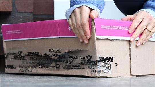 Das Paket ist endlich da, aber das ist kein Grund zur Freude: Sowohl der Karton als auch der Inhalt sind kaputt.