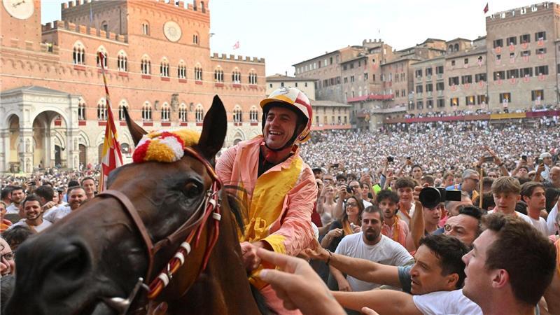 Madonna feiert 67. Geburtstag beim Pferderennen in Italien Das „Palio die Siena“ ist ein traditionelles Pferderennen und gehört zu den berühmtesten historischen Ereignissen Italiens.