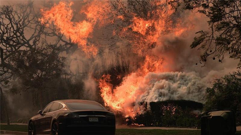 Das „Palisades Fire“ wütet inmitten starker Winde. 