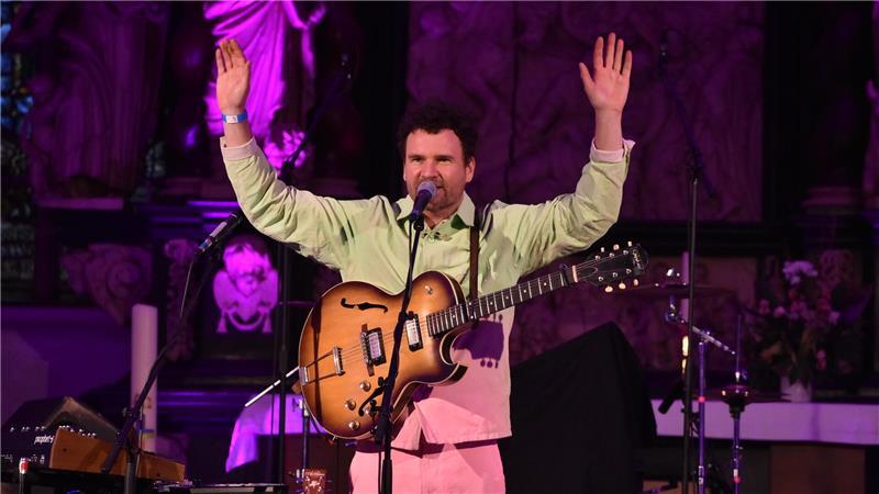 „Das Paradies“ nennt Florian Sievers sein Soloprojekt - und nichts geringeres zaubert er mit seinen luftigen Klängen in die St.-Cosmae-Kirche.