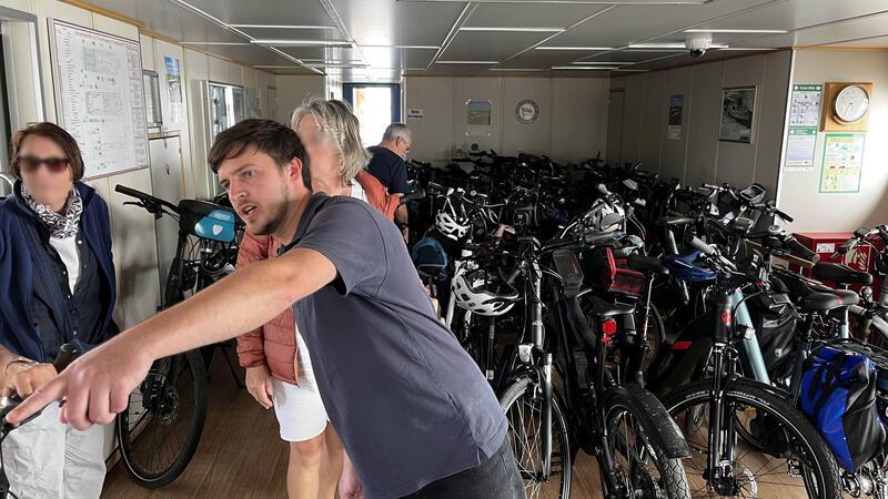 Das Parken an Bord muss gut durchdacht werden: Kapitän Carsten Cornelius weist die Radfahrer ein.