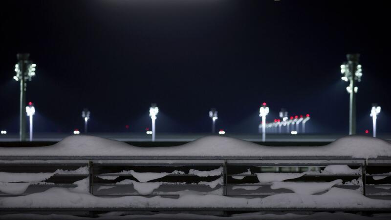 Das Parkhaus am Münchener Flughafen ist noch immer schneebedeckt.