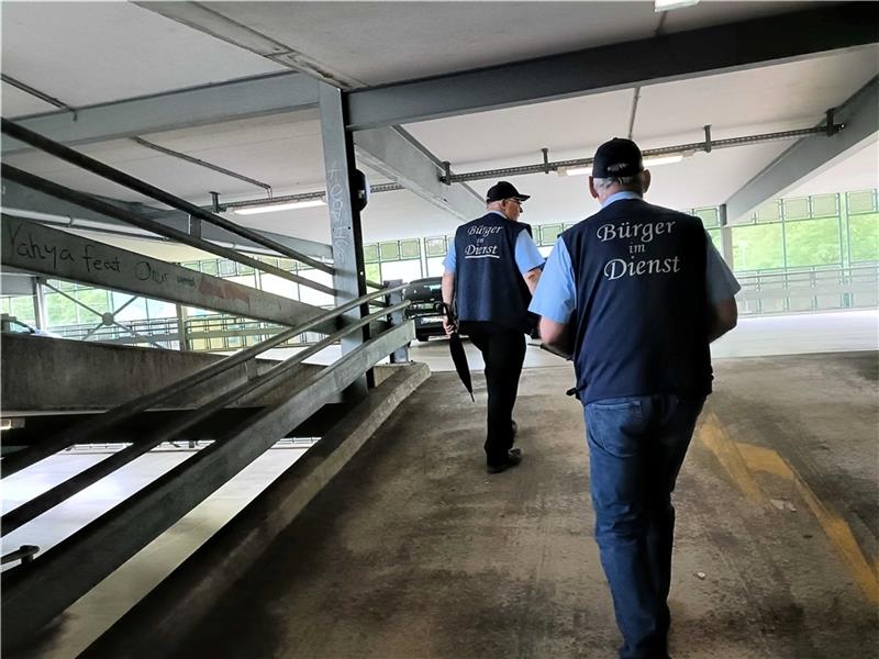 Das „Parkhaus des Schreckens“ am Stader Bahnhof liegt auch auf der Rundtour der beiden ehrenamtlichen „Bürger im Dienst“ Frank Wilkens (links) und Rainer Ebeling. Fotos: Bisping