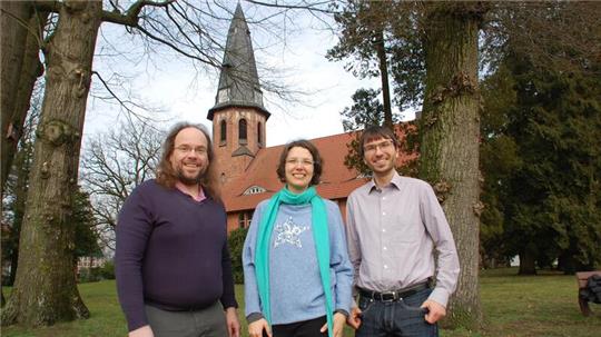 Das Pastoren-Trio in Apensen arbeitet eng zusammen: Olaf Giesecke (links) sowie Carmen und Daniel Hoffmann.