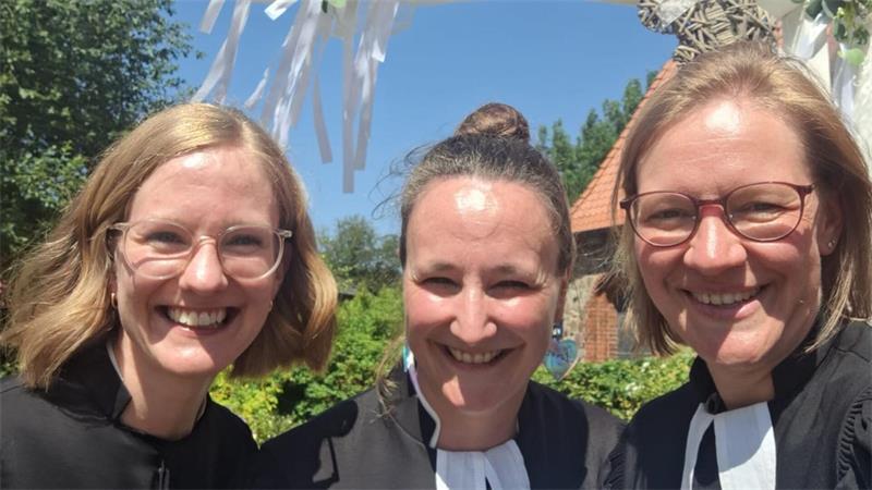 Spontan-Hochzeit: Die schönsten Bilder der Trauungen im Landkreis Stade Das Pastorinnen-Trio (von links) Alyssa Bartz (Assel), Stephanie Müller (Oldendorf) und Johanna Gorka (Himmelpforten) unter dem Traubogen vor der Kirche in Oldendorf.