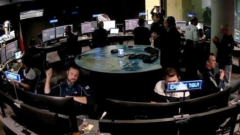 US-Firma gelingt erste kommerzielle Mondlandung Das Personal im Kontrollraum in Houston feiert, nachdem das private Raumschiff auf dem Mond gelandet ist.