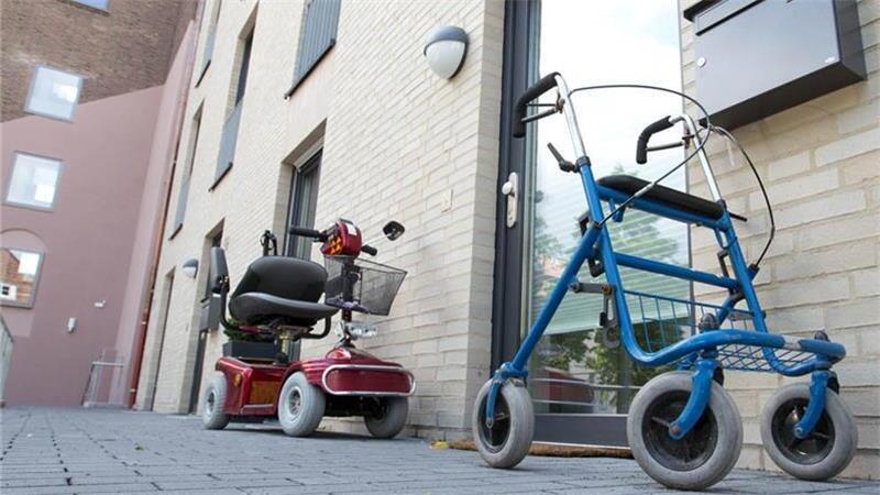 Studie: Für wen Tausende Wohnungen im Kreis Stade fehlen Ein Krankenfahrstuhl und ein Rollator stehen vor einem Wohnhaus.