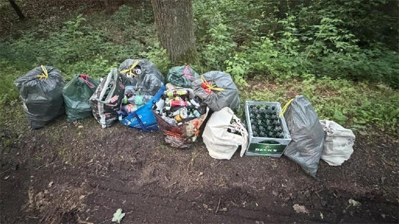 Autofahrerin übersieht Radfahrer (85) – lebensgefährlich verletzt Das Pfand wurde an der Kreisstraße abgestellt und kein Mensch weit und breit.