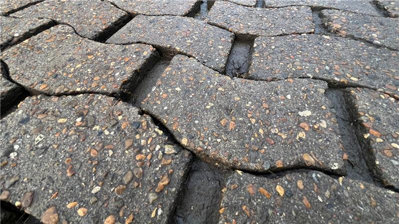 Endlich: Straße der Schlaglöcher in Jork-Gehrden wird saniert Das Pflaster in Jork-Gehrden sackt ab.