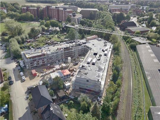 Das Pflegeheim in Stade liegt zwischen dem Altländer Viertel (oben) und der Innenstadt nahe der Bahngleise. Foto: SENECTUS GmbH