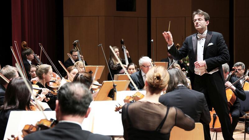 Das Philharmonische Orchester Bremerhaven unter musikalischer Leitung von Generalmusikdirektor Marc Niemann lädt zu einer Operngala mit jungen Stimmen ins Stadeum.
