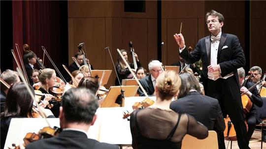 Das Philharmonische Orchester Bremerhaven unter musikalischer Leitung von Generalmusikdirektor Marc Niemann lädt zu einer Operngala mit jungen Stimmen ins Stadeum.