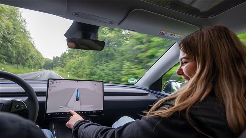 Selbstfahrende Teslas bringen Schüler und Senioren ans Ziel Das Pilotprojekt nimmt Schüler und Senioren in den Blick (Archivbild)