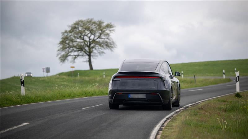 Selbstfahrende Teslas bringen Schüler und Senioren ans Ziel Das Pilotprojekt wird auf weitere Landkreise ausgeweitet (Archivbild)