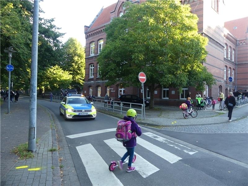 Das Pilotprojekt zur Verdrängung von Eltern-Taxis an der Grundschule am Burggraben ist gestartet. Die Neubourgstraße ist zu den Hol- und Bringzeiten weitgehend autofrei. Polizei und Ordnungskräfte der Stadt Stade kontrollieren. Fotos: Knapp