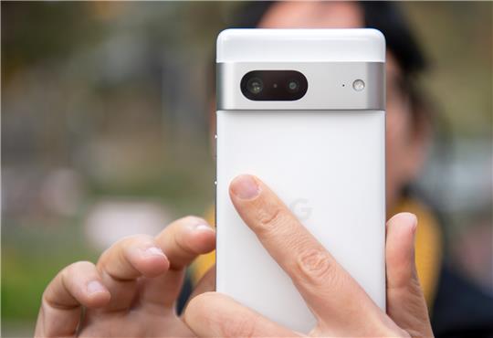 Das Pixel 7 von Google hat bereits das nötige Sicherheitsupdate erhalten. Foto: Bernd Diekjobst/dpa-tmn