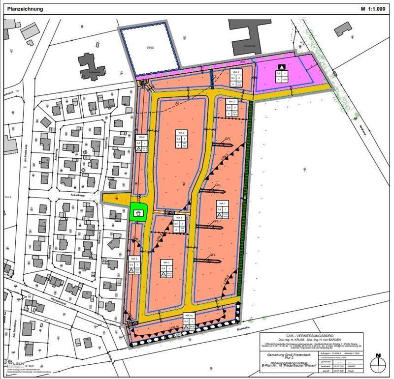 64 neue Grundstücke für Fredenbeck: Was hier ein Hausbau kostet Das Planungsbüro Cappel+Kranzhoff hat das Neubaugebiet Fredenbecker Wiesen geplant. Im Norden zwischen Kindergarten und Schule ist das Regenrückhaltebecken (RRB) eingezeichnet, im Nordwesten in Pink eine Fläche für Gemeindebedarf, im Süden der Lärmschutzwall und im Osten der Spielplatz in Grün und die Zufahrt.