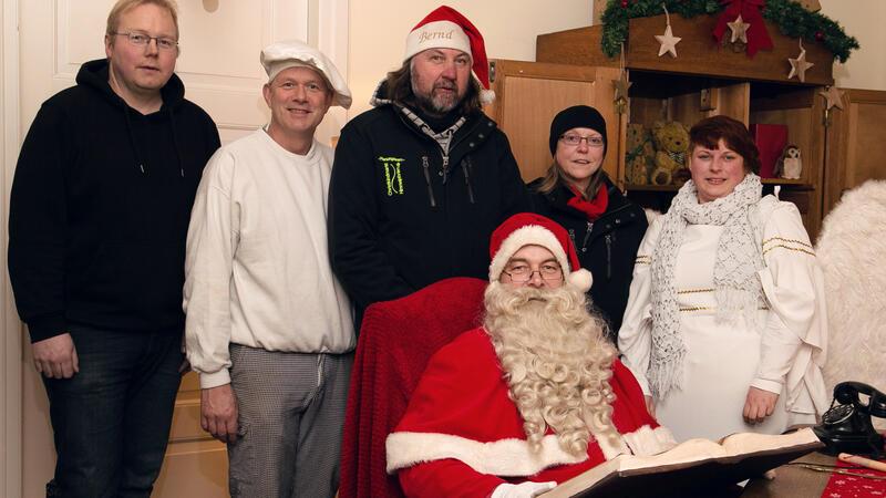 Das Planungsteam Christkindmarkt beim Weihnachtsmann (von links): Michael Ketelhohn, Carsten Richter, Bernd Reimers, Doris Hagenah und Swantje Reimers.