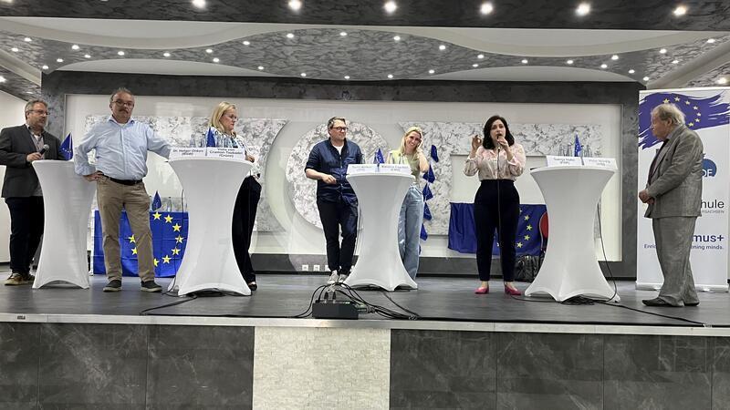 Politikerstreit bei Podiumsdiskussion: Warum ein BBS-Schüler den größten Applaus bekam Das Podium in der Festhalle.