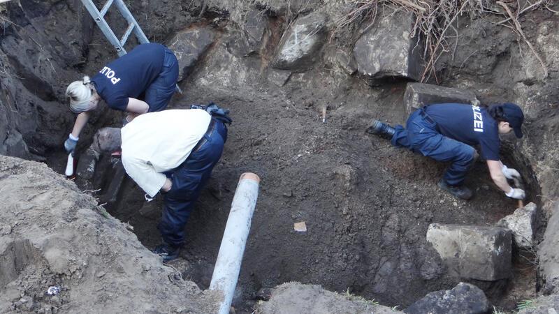 Cold Cases in Niedersachsen: Über 300 Mordfälle ungeklärt Das Polizeibild zeigt Beamte, die nach Beweisstücken graben.