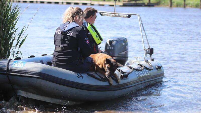 Das Polizeiboot legt ab, an Bord ein speziell ausgebildeter Suchhund.
