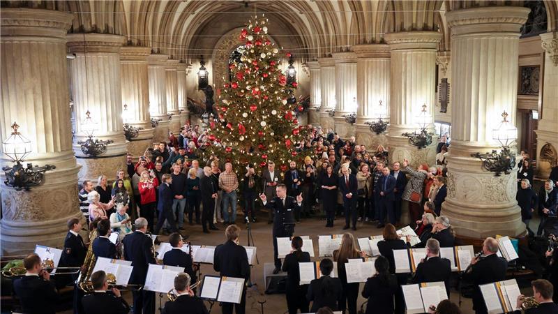 Das Polizeiorchester musiziert im Rathaus. 