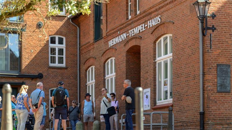 Morden in Leer - Auf den Spuren des „Friesland“-Krimis Das Polizeirevier im Film ist eigentlich eine Bibliothek.