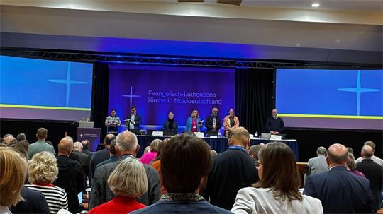 Das Präsidium der Synode der Nordkirche steht auf dem Podium. (Archivbild)