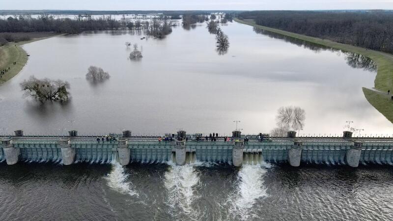 Keine Entwarnung in Hochwasser-Gebieten Das Pretziener Wehr war zuletzt im Juni 2013 geöffnet worden. Auch jetzt soll es dafür sorgen, dass ein Drittel des Elbwassers in einen 21 Kilometer langen Kanal fließt.