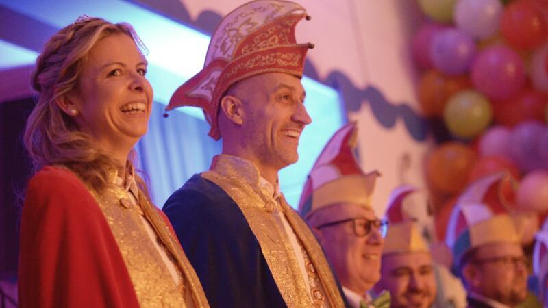 Ahlerstedt feiert Karneval: Politisches und Partystimmung im Auetal Das Prinzenpaar Thomas und Nadine Pergmann regiert den Abend von der Bühne aus. Jeder, der auftritt, bekommt einen Orden aus ihren Händen.
