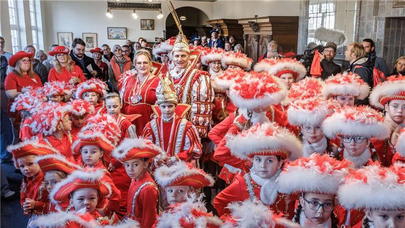 Das Prinzenpaar und ihre Jecken zogen ins Rathaus. 