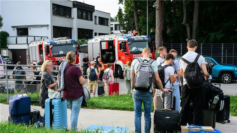 400 ICE-Passagiere aus Tunnel bei Wien gerettet Das Problem sei der Zug, nicht der Tunnel gewesen, teilte ein Sprecher der österreichischen Bahnen ÖBB mit.