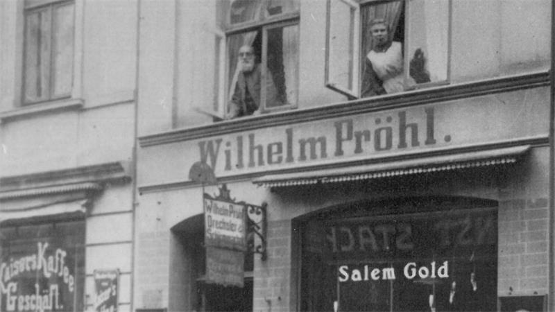 Das Pröhl-Haus im Jahr 1920 mit Schriftzug Wilhelm Pröhl.