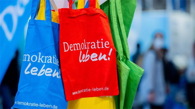 Das Programm „Demokratie leben!“ soll bisher zivilgesellschaftliches Engagement für ein demokratisches Miteinander fördern. (Symbolbild)