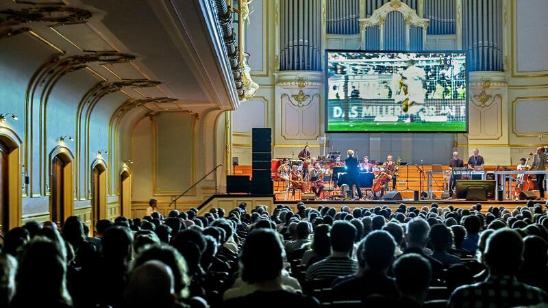 Rückkehr nach 13 Jahren: FC St. Pauli steigt in die Bundesliga auf Das Projekt "The Game" vertont das Fußballspiel der Zweitligisten FC St. Pauli gegen Vfl Osnabrück live in der Laiszhalle.
