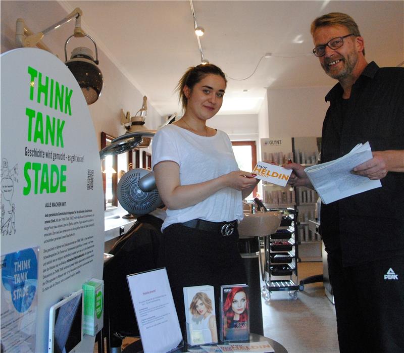 Das Projekt Think Tank findet Unterstützung in vielen Friseurgeschäften in Stade. Hier unterhält sich Projektmanager Matthias Weber mit Merve Yildiz, Auszubildende im Haaratelier von Bettina Brandt.. Foto Stief
