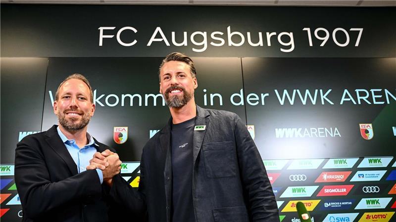 Ende der Wagner-Spiele in Augsburg - „Nicht wie erhofft“ Das Projekt ist gescheitert: Augsburgs Geschäftsführer Ströll (l) und Wagner bei der Vorstellung des neuen Trainers im Juli. (Archivbild)