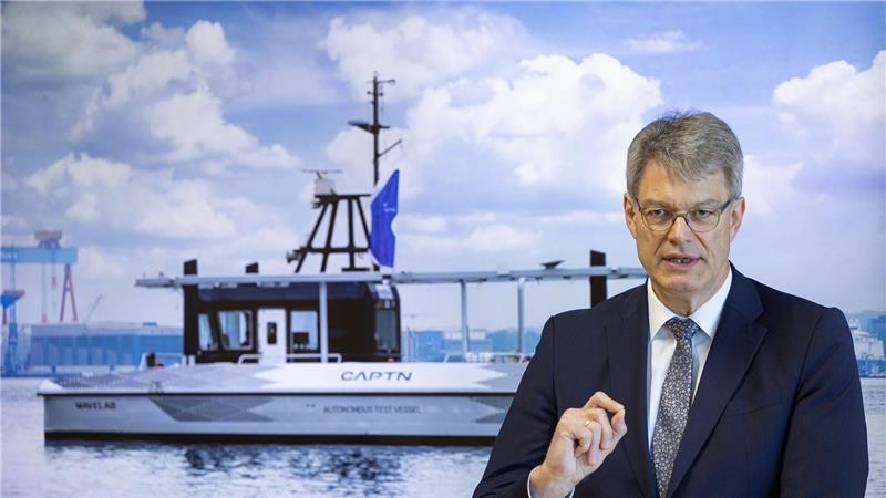 Das Projekt trägt laut Bundesverkehrsminister Patrick Schnieder (CDU) wesentlich dazu bei, den öffentlichen Verkehr auf dem Wasser zu modernisieren und zu digitalisieren. 