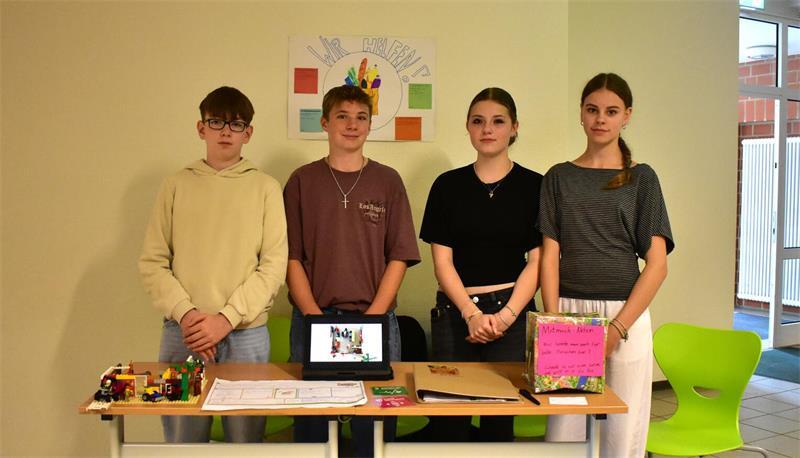 Das Projekt von Jaron Stabel, Hendrik Thien, Anna Best und Ayana Assing heißt „Wir helfen“ und dreht sich um eine Schülerfirma, die vor allem älteren Menschen Hilfe beim Einkaufen anbietet.