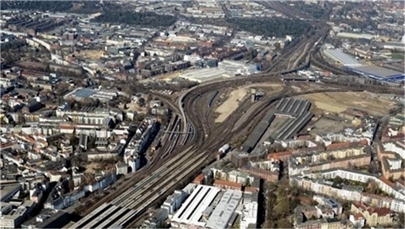 Das Projektgebiet Mitte Altona: Zwischen dem Bahnhof Altona (unten links) und dem S-Bahnhof Diebsteich (oben rechts) entsteht ein neuer Stadtteil. Im ersten Bauabschnitt werden dort jetzt etwa 1600 Wohnungen errichtet. Foto Friedel Luftbild