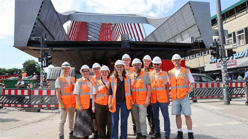 Das Projektteam der Deutschen Bahn vor der neuen Sternbrücke.