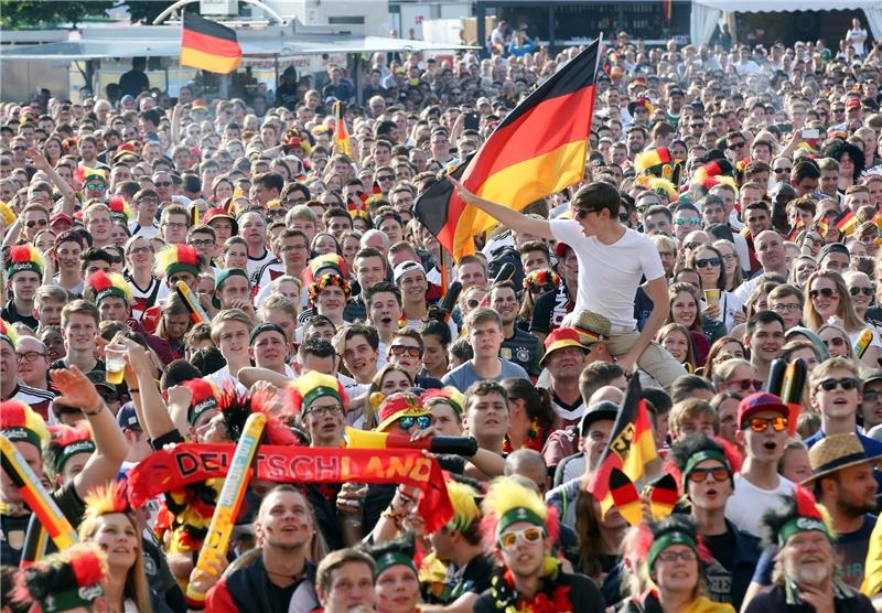 Das Public Viewing auf dem Heiligengeistfeld: Seit der WM 2006 organisiert Uwe Bergmann mit seiner Firma das Fest im Stadtteil St. Pauli.