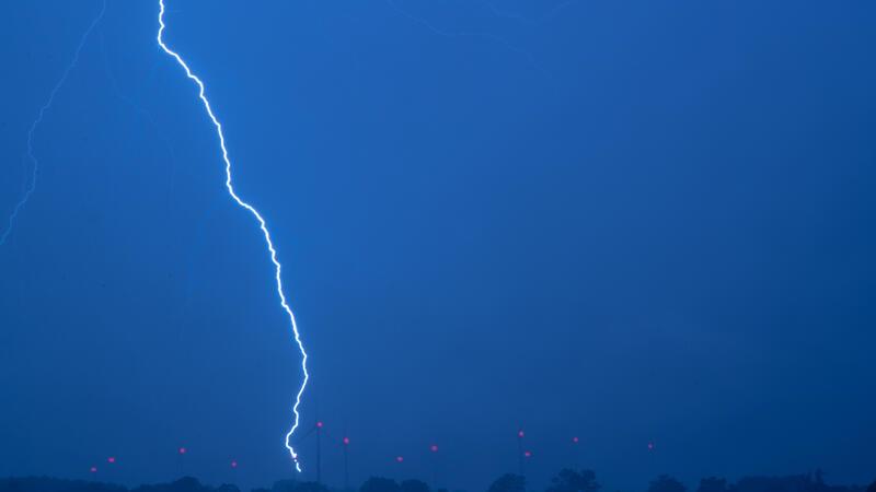 Ein Blitz ist bei einem starken Gewitter am Himmel zu sehen.